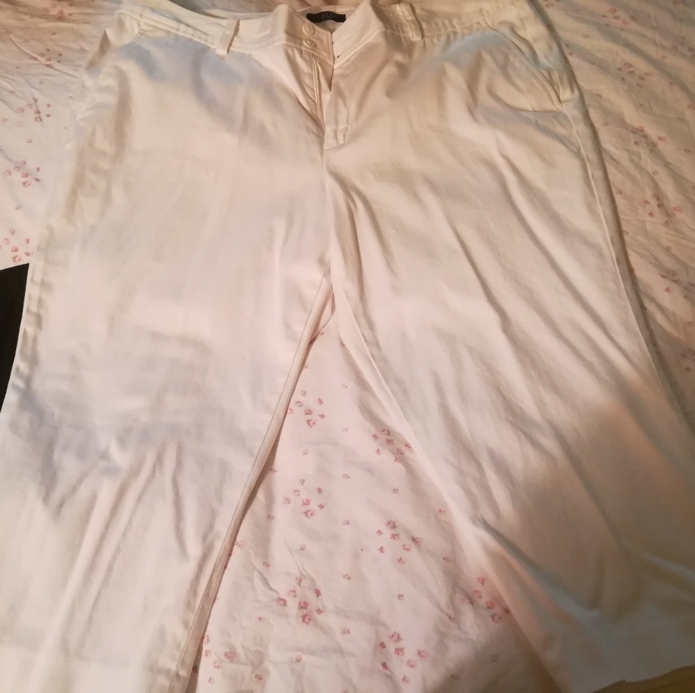 🎈Clearance! Sweet white Capri pants!